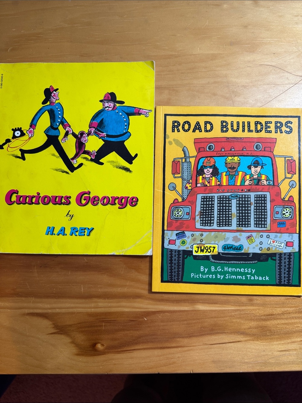 🌈2/$8  2-Book Bundle Softcover Kids Books